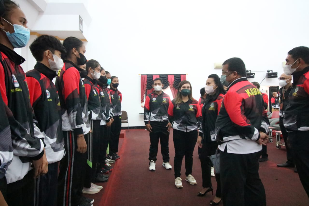 Lepas Atlet Voli U-17 Menuju Kejurnas Sidoarjo, Bupati Landak: Tunjukan Kemampuan Terbaik