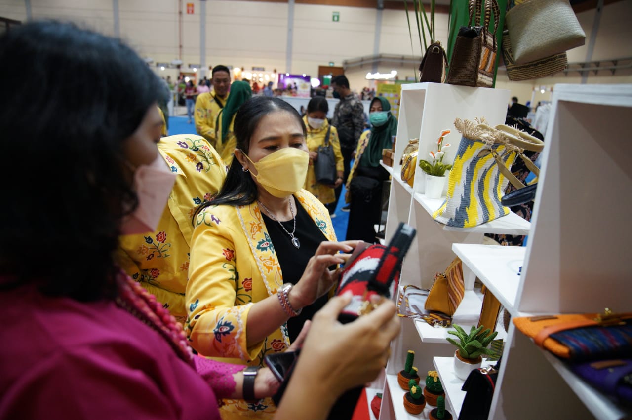 Menarik dan Berkualitas, Aneka Produk Fesyen UMKM Kota Pontianak Diminati Pengunjung Inacraft 2022 JCC