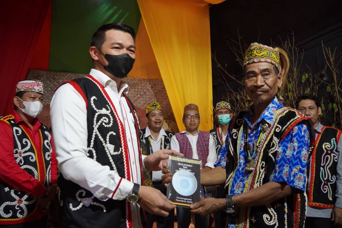 Bupati Sis Luncurkan Buku Adat Istiadat Tamambalo Apalin