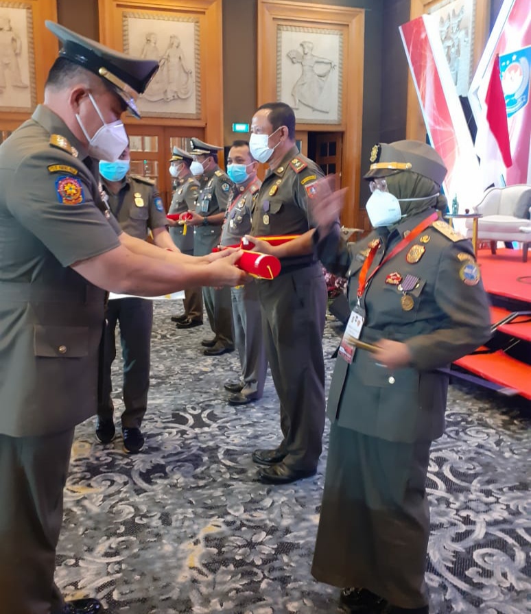 Kasatpol PP Kota Pontianak Terima Penghargaan Karya Bhakti Kemendagri