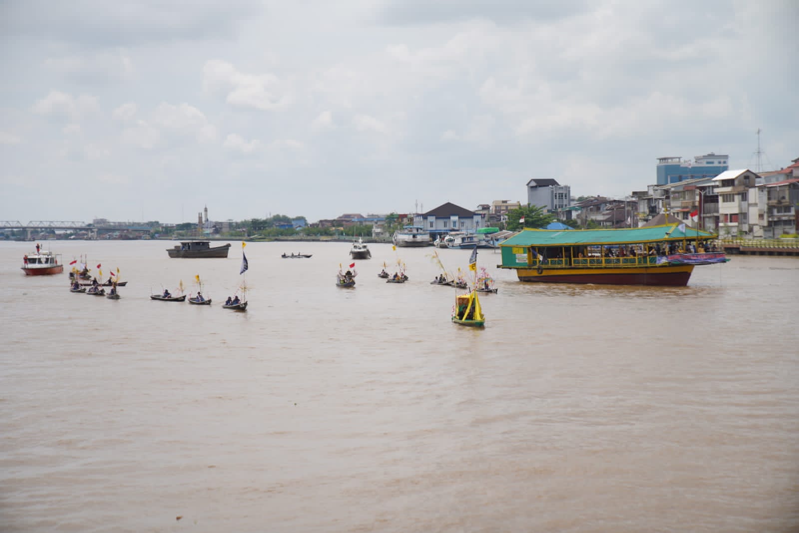 Kapal Wisata dan Sampan Hias Semarakan Hari Jadi Pontianak