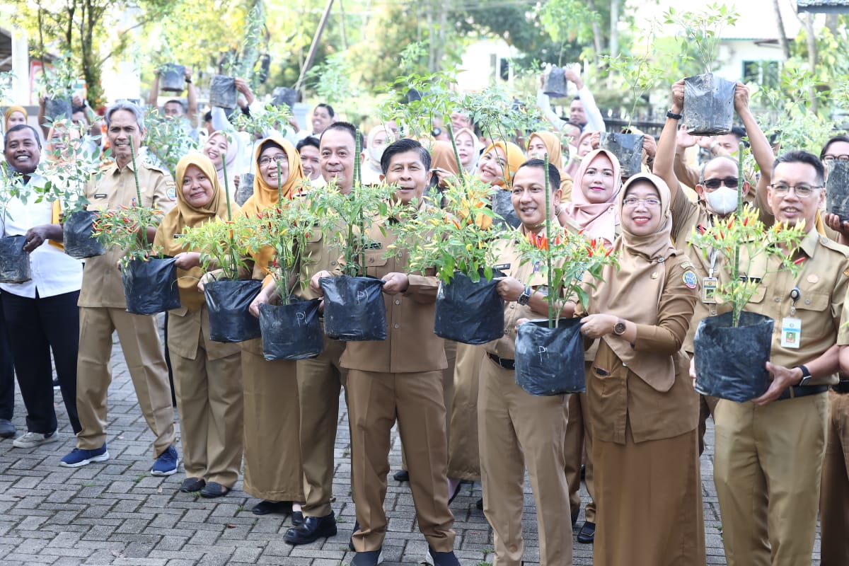 Dinas Pangan Pontianak Canangkan Gerakan Menanam Cabai, Tiap Pegawai Dinas Pangan Tanam 10 Pohon Cabai