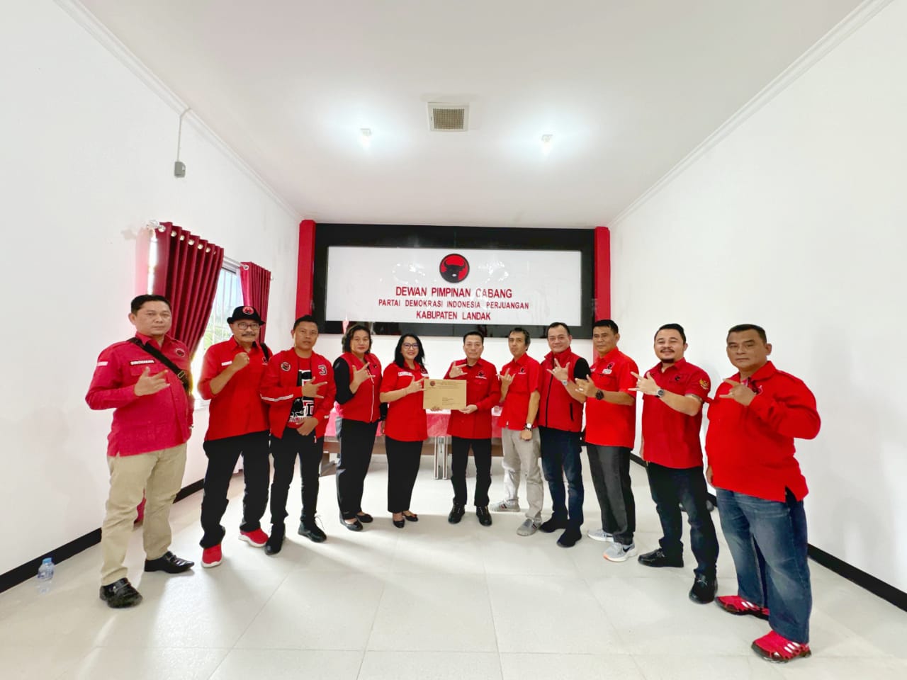 KMN Serahkan Surat Tugas Cabup Landak ke DPC PDI Perjuangan Landak