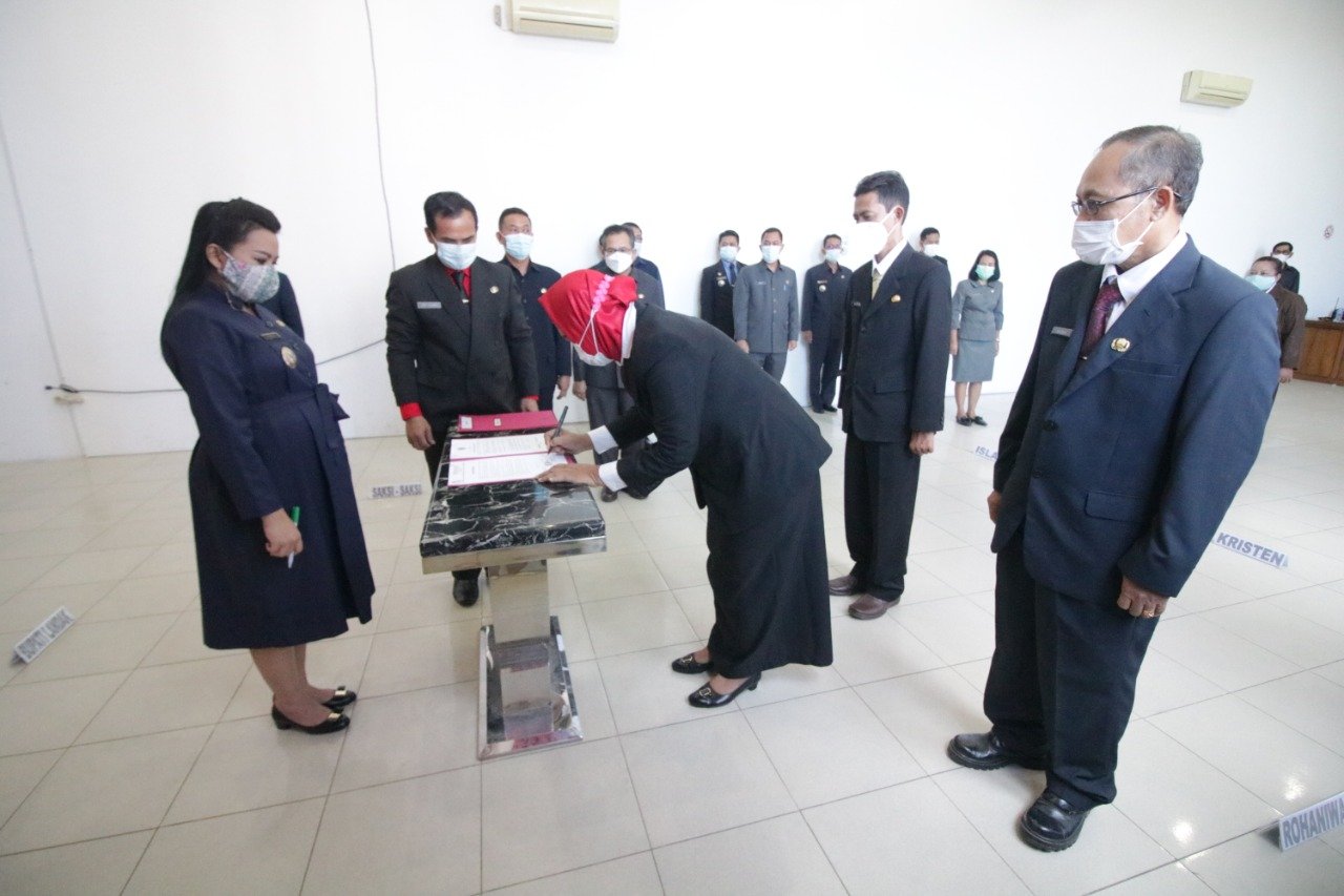 Bupati Landak Lantik 4 Sekretaris Camat