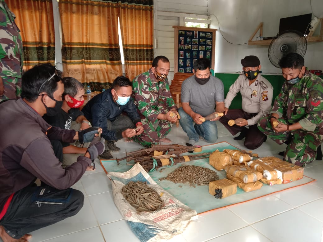 Warga Landak Bantu TNI dan Polri Evakuasi Temuan Amunisi Sisa Operasi PGRS/Paraku