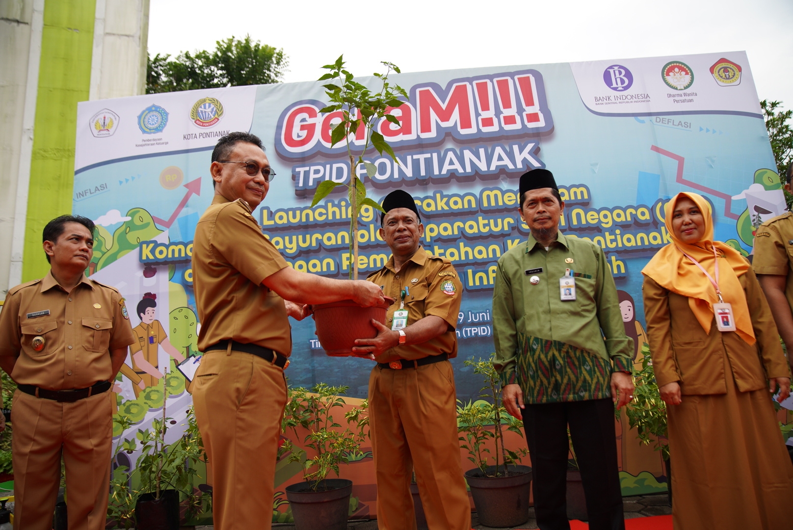 Kendalikan Inflasi Dengan Gerakan Menanam Sayur, Pemkot Pontianak Sebar 1000 Bibit Tanaman untuk ASN