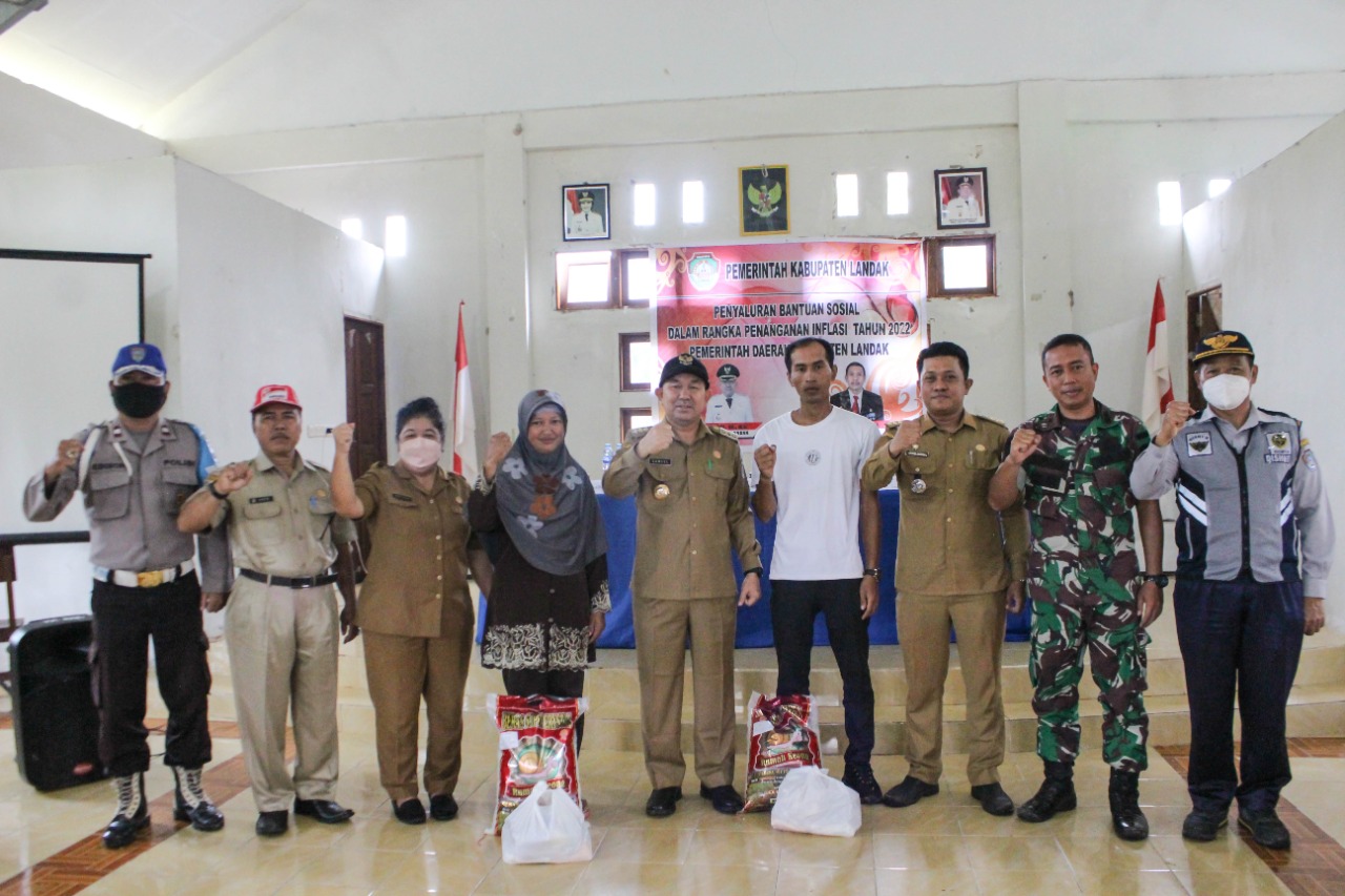 Tekan Inflasi di Daaerah, Pemkab Landak Salurkan Bantuan Sosial Tahap V di Kecamatan Sebangki
