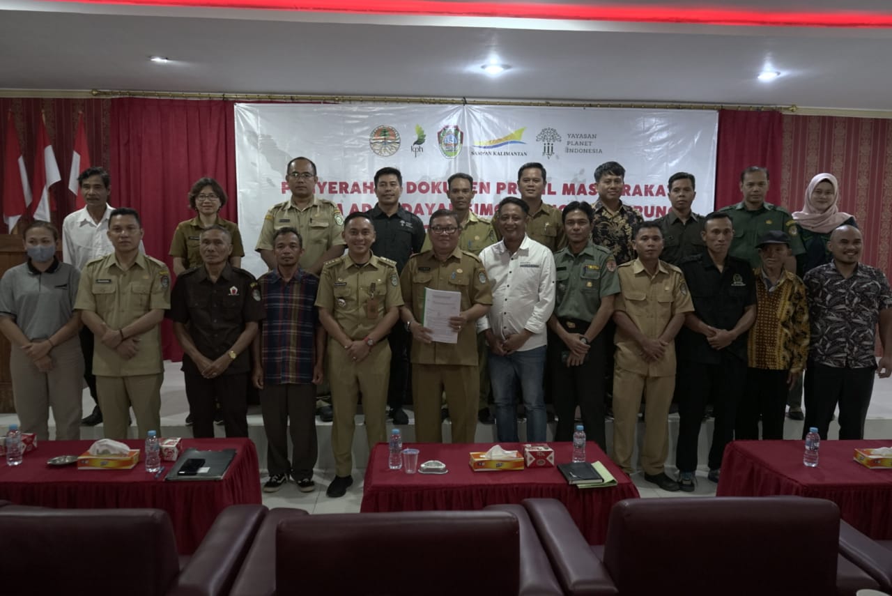 Penyerahan Profil Masyarakat Hukum Adat Dayak Simombong dan Dayak Belangin