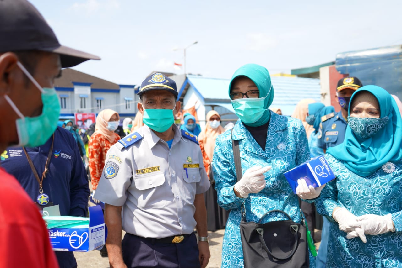 PKK dan DWP Pontianak Bareng Poltekkes Bagikan Masker Gratis