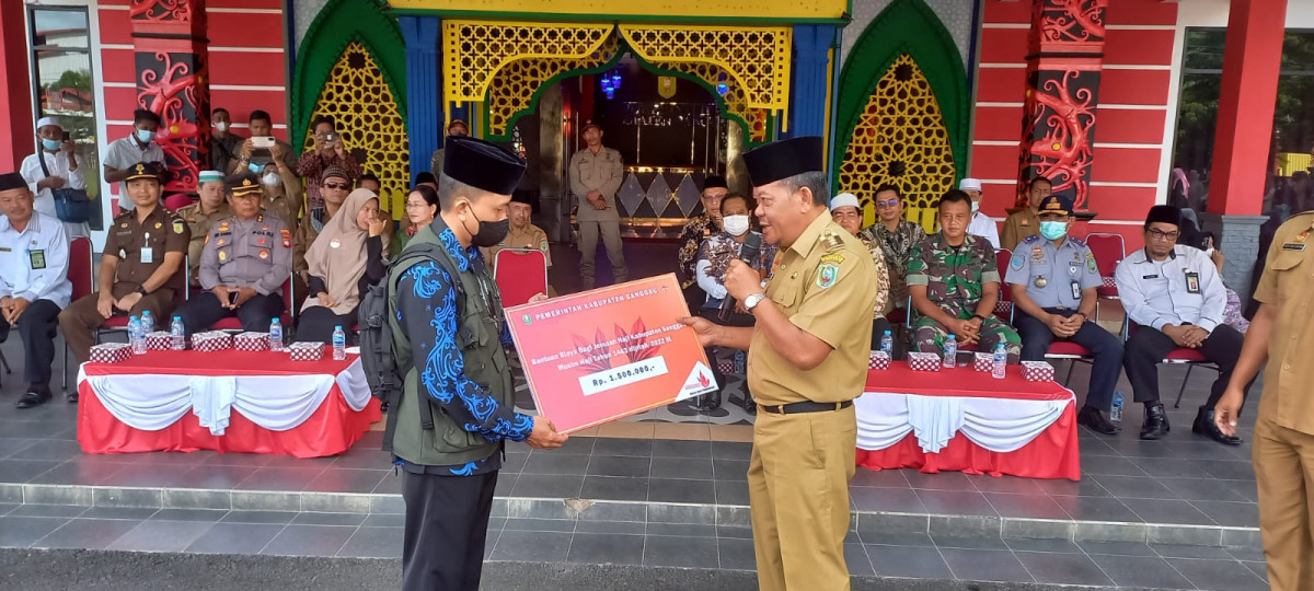 Bupati Paolus Hadi Lepas Rombongan CJH Sanggau ke Tanah Suci