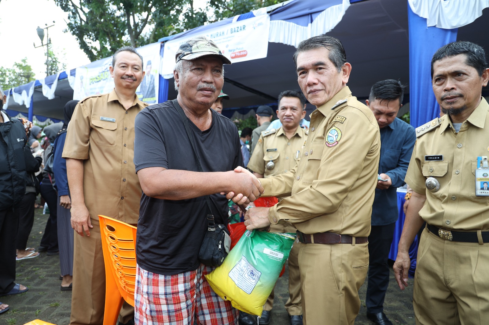 Pasar Murah di Pontianak Barat Diserbu Warga, Tak Kecuali Lansia