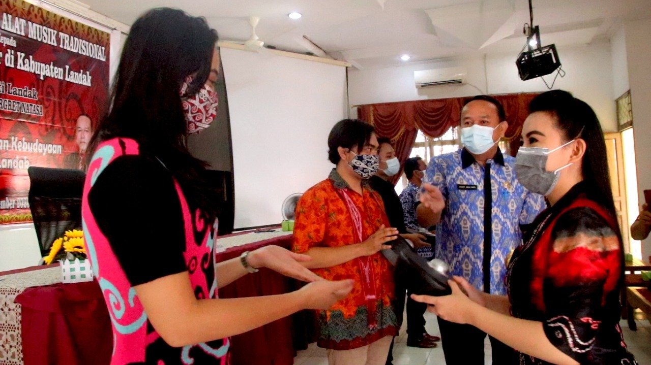 Pemkab Landak Salurkan Bantuan Alat Musik Tradisional ke Sekolah dan Sanggar