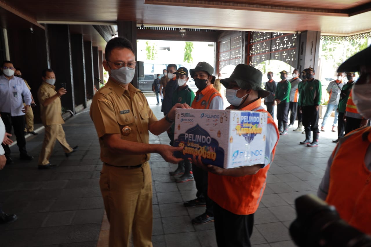 Sebanyak 743 Pekerja Penanganan Sarana Umum Terima Paket Lebaran BUMN, BUMD dan Swasta