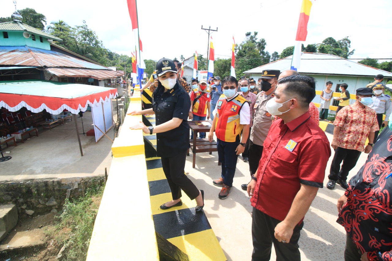 Bupati Karolin Resmikan Jembatan Sepatah, Penghubung 2 Kecamatan