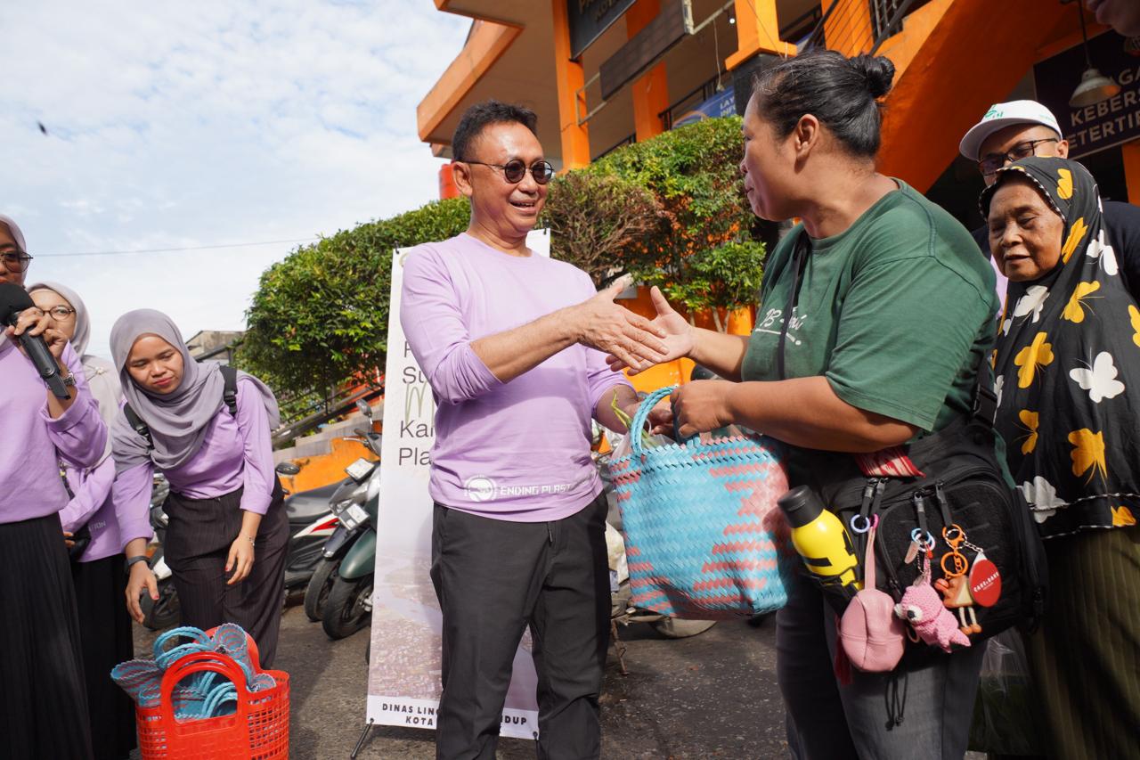 Wali Kota Pontianak Kampanyekan Setop Pakai Kantong Plastik di Pasar Kemunin