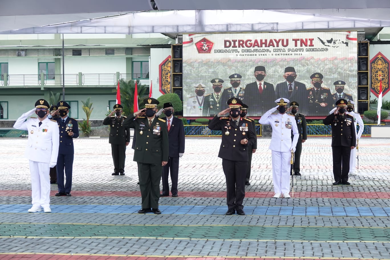 Selain Menjaga NKRI, Presiden Jokowi Apresiasi Peran TNI Bantu Masyarakat di Masa Pandemi