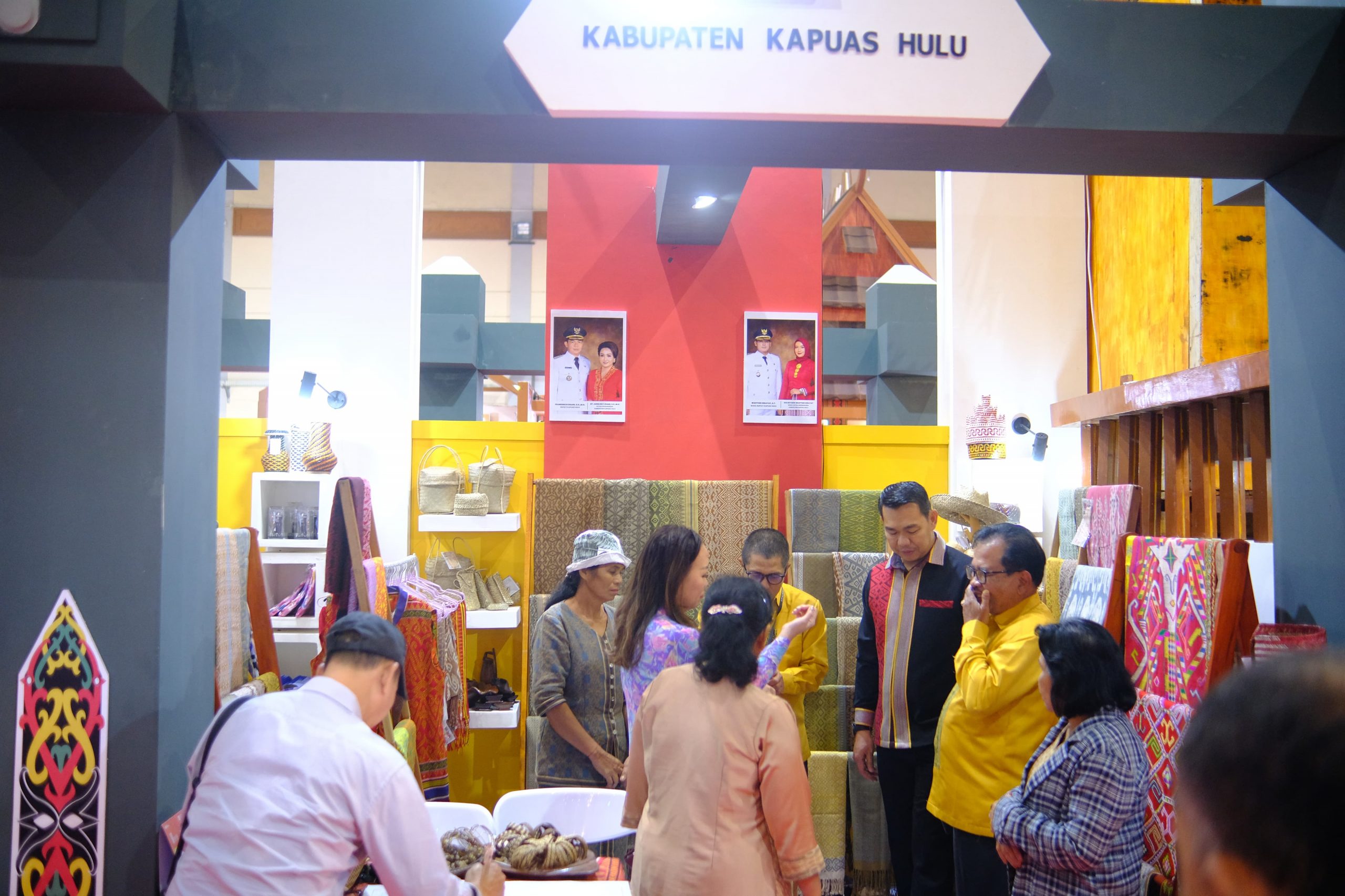 Kapuas Hulu Pamerkan Kriya Kain Tenun dan Anyaman Pengrajin Bumi Uncak di INACRAFT 2024 JCC