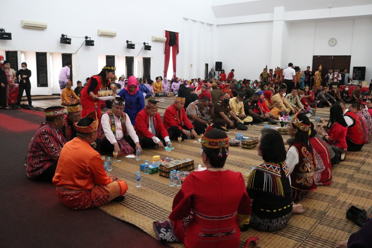 Lestarikan Budaya di HUT ke-23, Pemkab Landak Rawat Tradisi Makan Baranje’