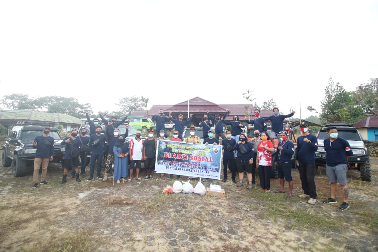 Kejari Landak Bersama LJC Bantu Warga Terdampak Banjir di Menyuke