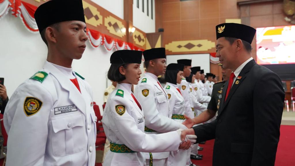 Bupati Sis Kukuhkan 36 Anggota PASKIBRAKA Kapuas Hulu