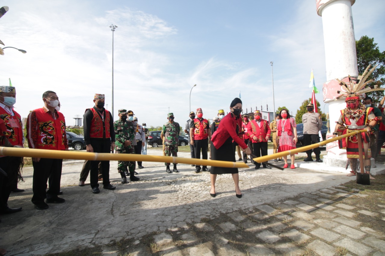 Ritual Naik Dango ke-36 Landak di Rumah Radakng Aya’