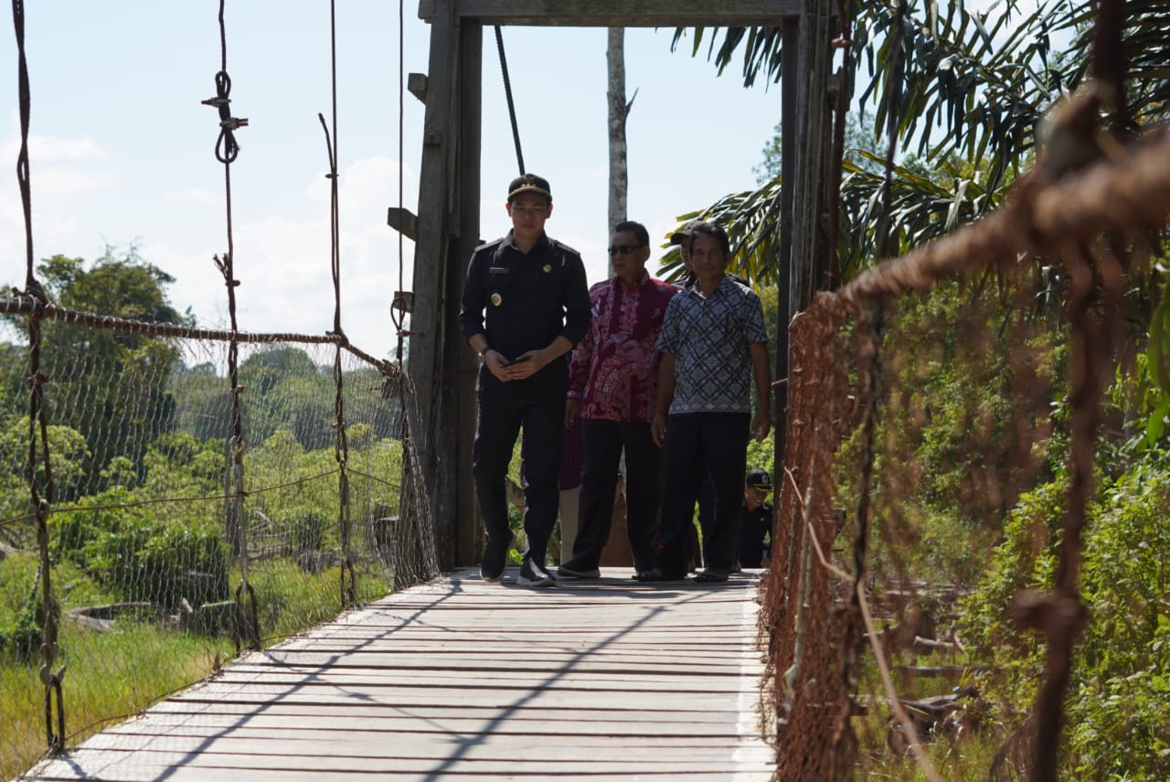 Bupati Kapuas Hulu Tinjau Infrastruktur Desa Keliling Semulung