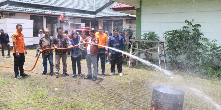 Pemkot Bantu Alat Damkar dan Perlengkapan Posyandu di Pontianak Utara
