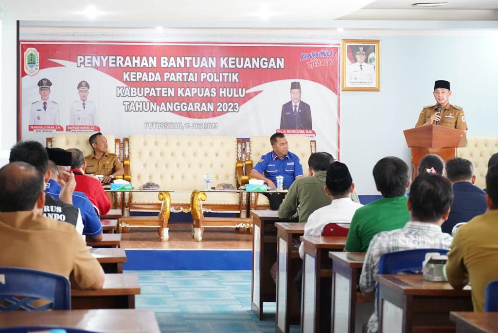 Pemkab Kapuas Hulu Serahkan Bantuan Keuangan Kepada Partai Politik