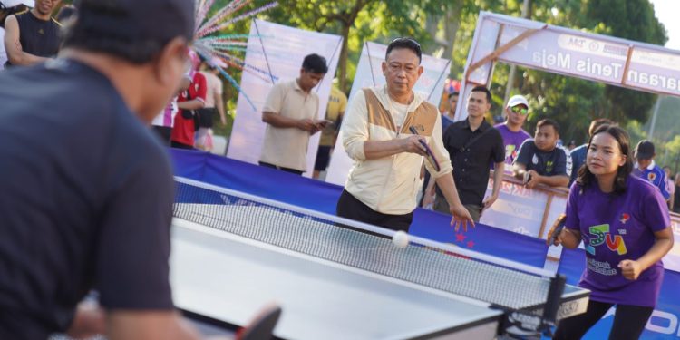 Wali Kota Edi Kamtono Tunjukkan Keahlian Tenis Meja di CFD Pontianak