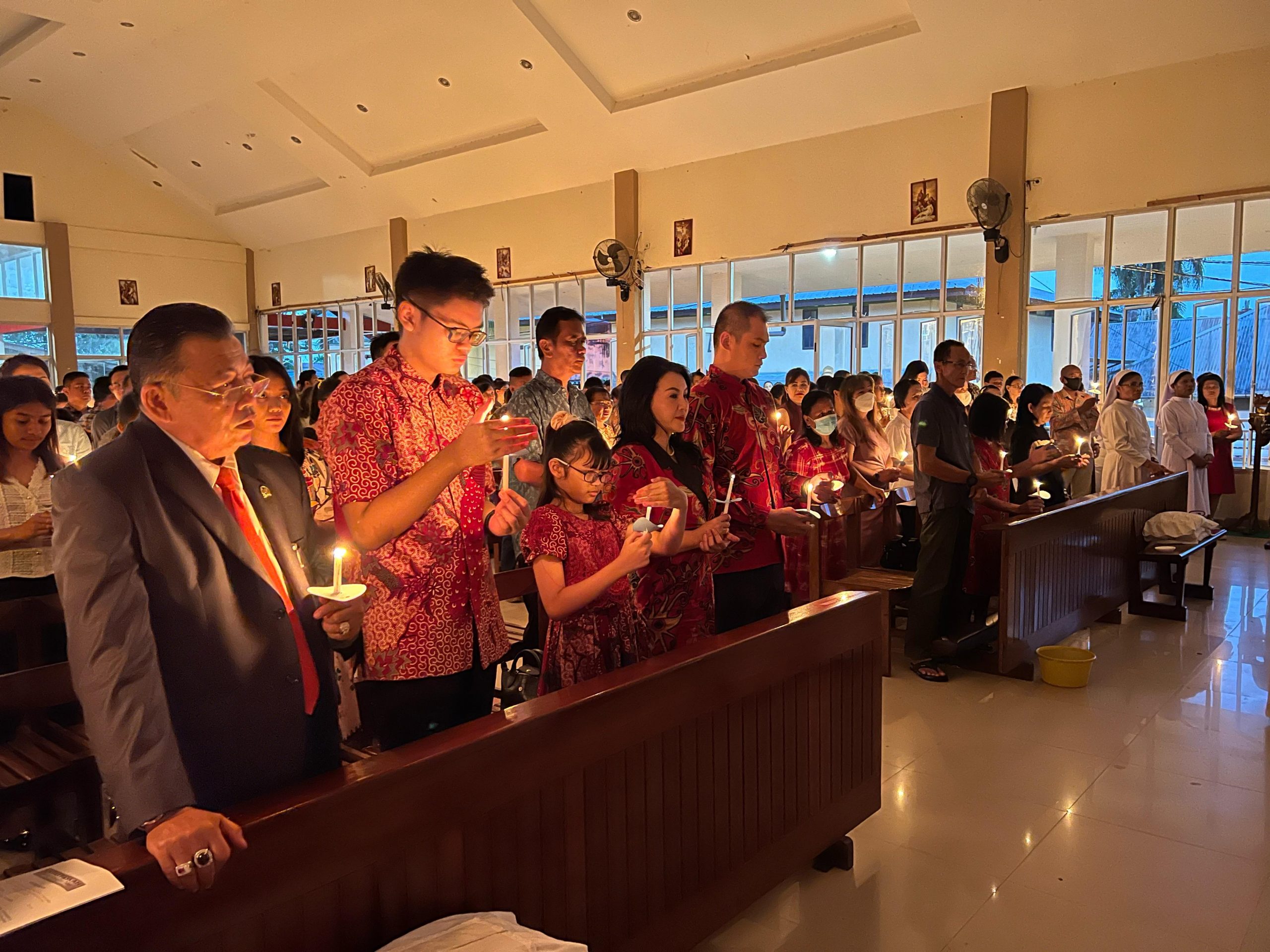 KMN Beserta Keluarga Misa Malam Paskah di Gereja Salib Suci Ngabang