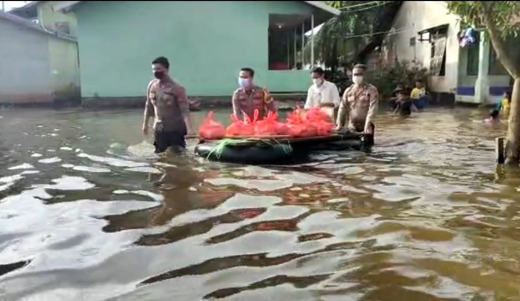 Polres Ketapang Kerahkan Anggota Bantu Korban Banjir di Kecamatan Sandai