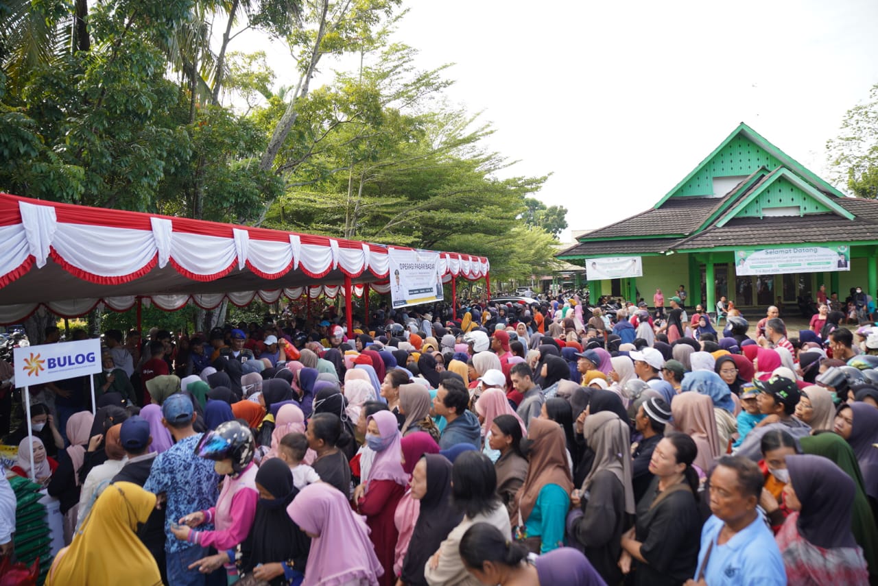 Warga Serbu Pasar Murah di Pontianak Barat untuk Kebutuhan Lebaran