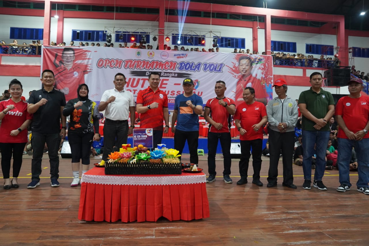 Bupati Fransiskus Diaan Tutup Open Turnamen Bola Voli HUT Putussibau ke-129 Tahun