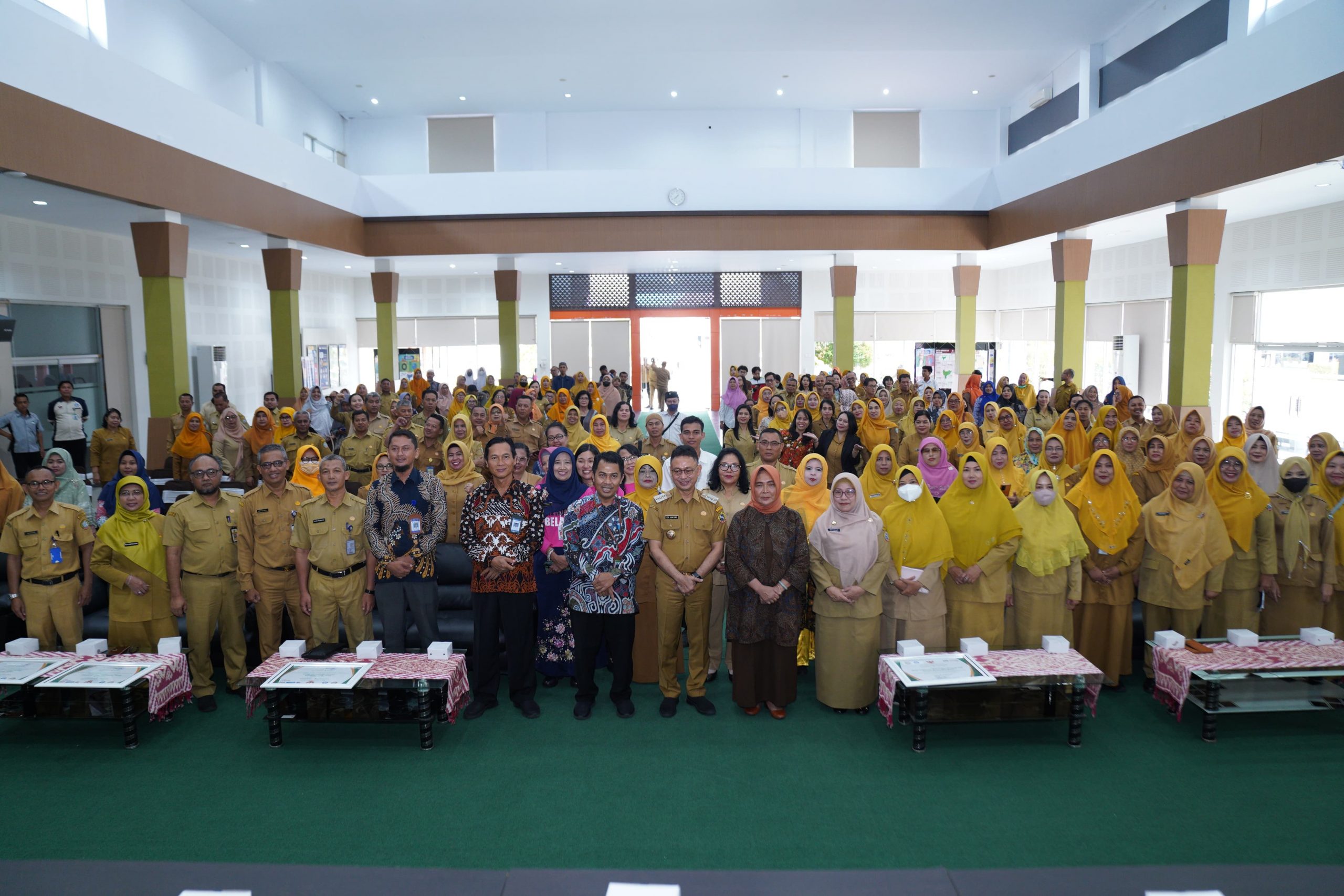 Apresiasi Insan Pendidikan dan Kebudayaan, Wali Kota Serahkan Penghargaan