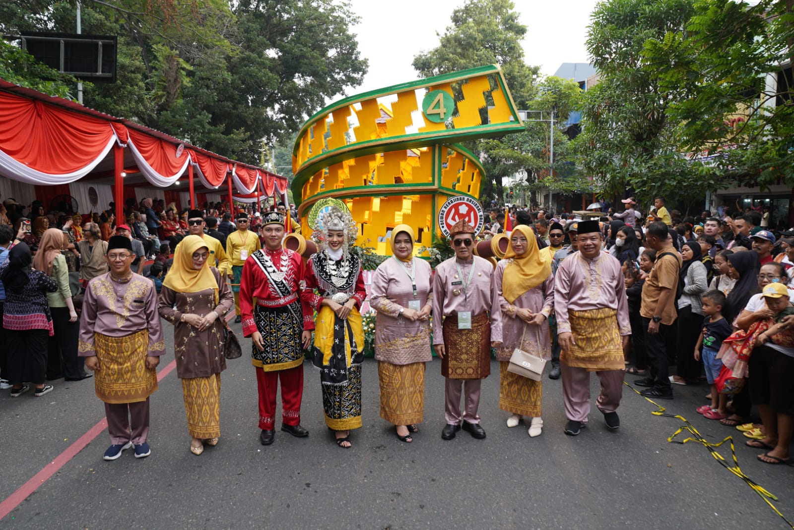 Mobil Hias Replika Tanjak Motif Corak Insang Dekranasda Pontianak Pikat Warga Solo