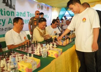 Master FIDE Muhammad Kamalsyah Adu Strategi dengan 28 Pecatur di Pontianak