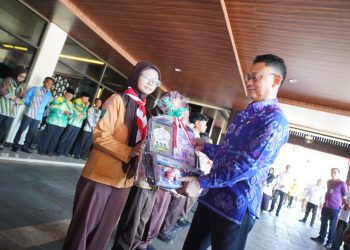 Sedekah Rp1.000 Tiap Jumat Hasilkan Rp215 Juta, 1.000 Paket Sekolah Dibagikan