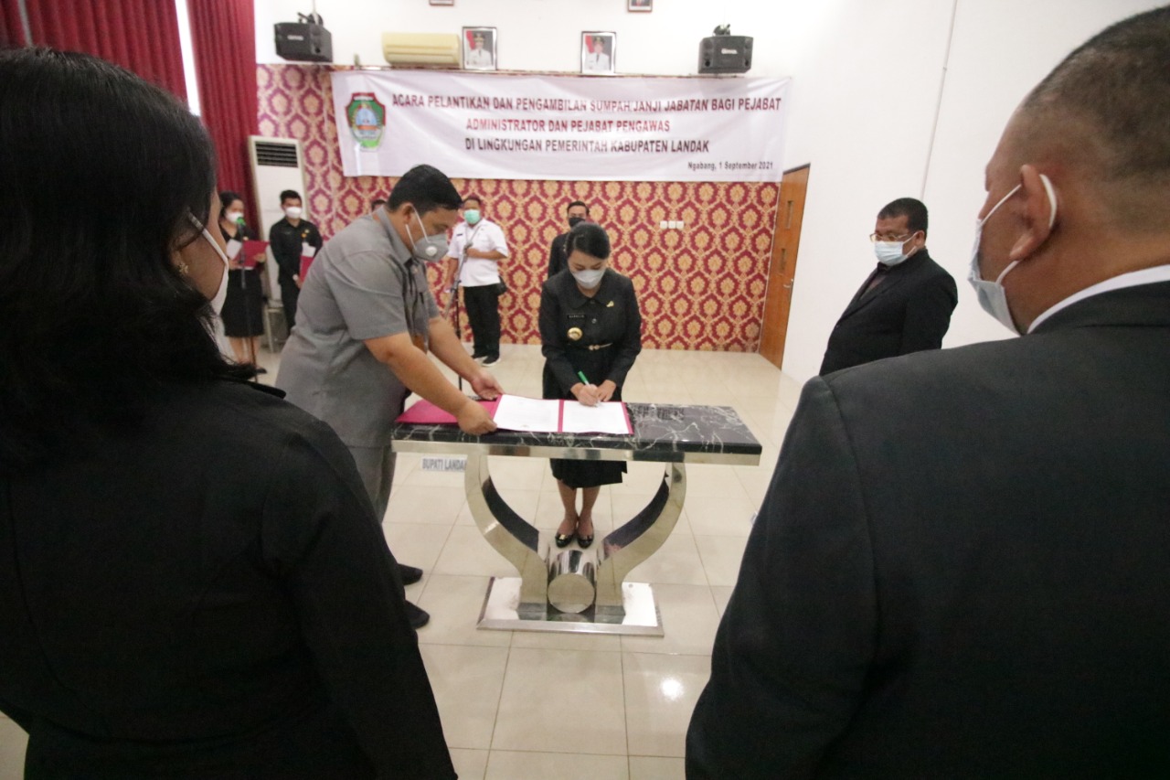 Lantik Pejabat Eselon, Bupati Landak: Pola Pikirnya Harus Maju