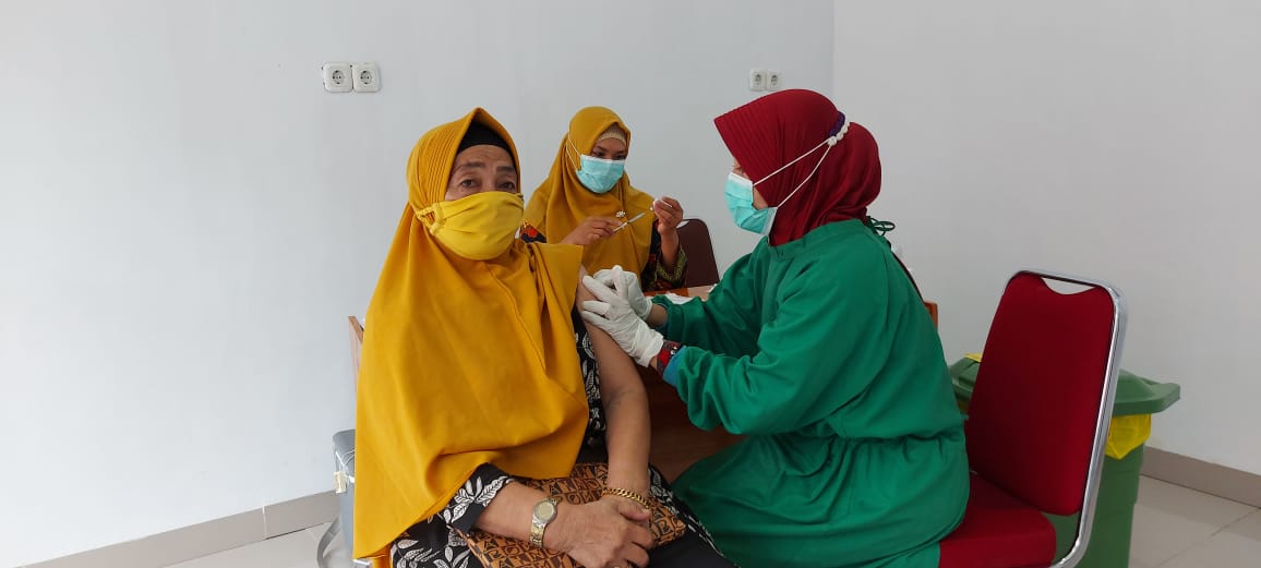 Calon Jamaah Haji Lansia Kabupaten Ketapang Terima Vaksin COVID-19