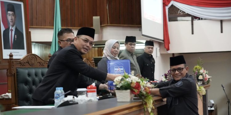 DPRD Kalbar Sahkan Perubahan APBD 2025, Pemprov Fokus Jalan dan Sekolah