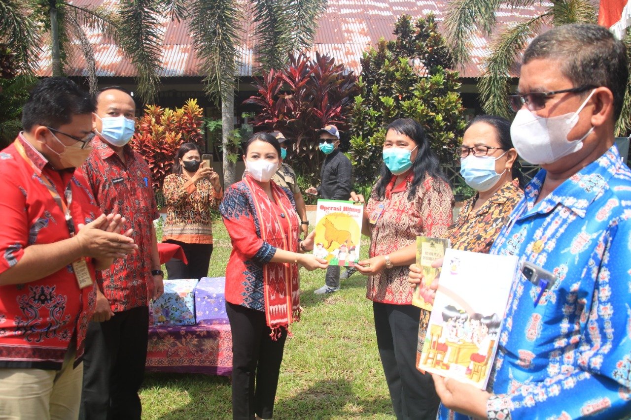 Bupati Karolin Kenalkan Sekolah Hijau di Landak