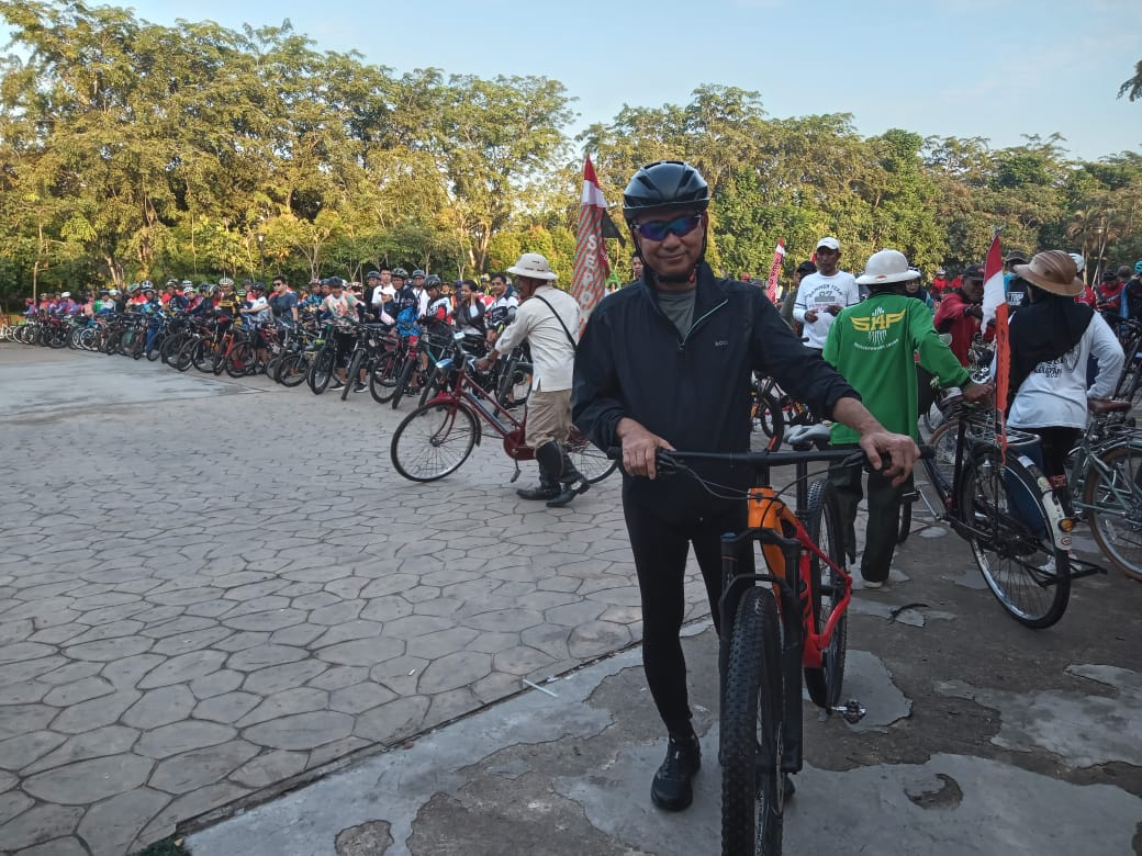 Kurangi Polusi, Wako Edi Gowes Bareng Komunitas Sepeda Peringati ‘World Bicycle Day’