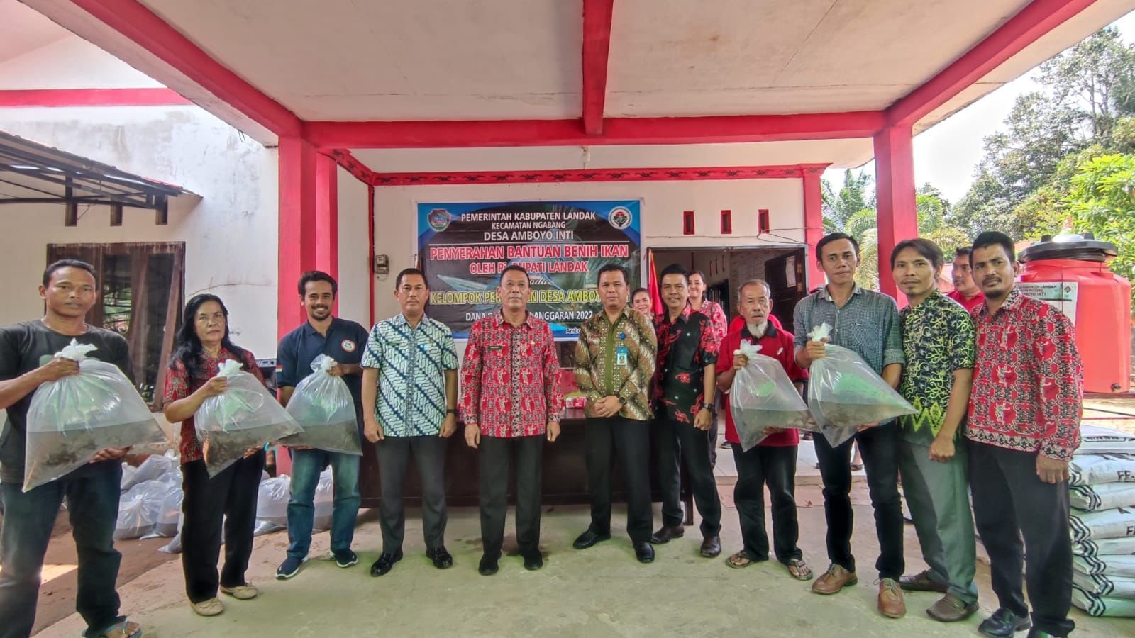 Warga Desa Amboyo Inti Dapat Bantuan Benih Ikan dari Pemkab Landak