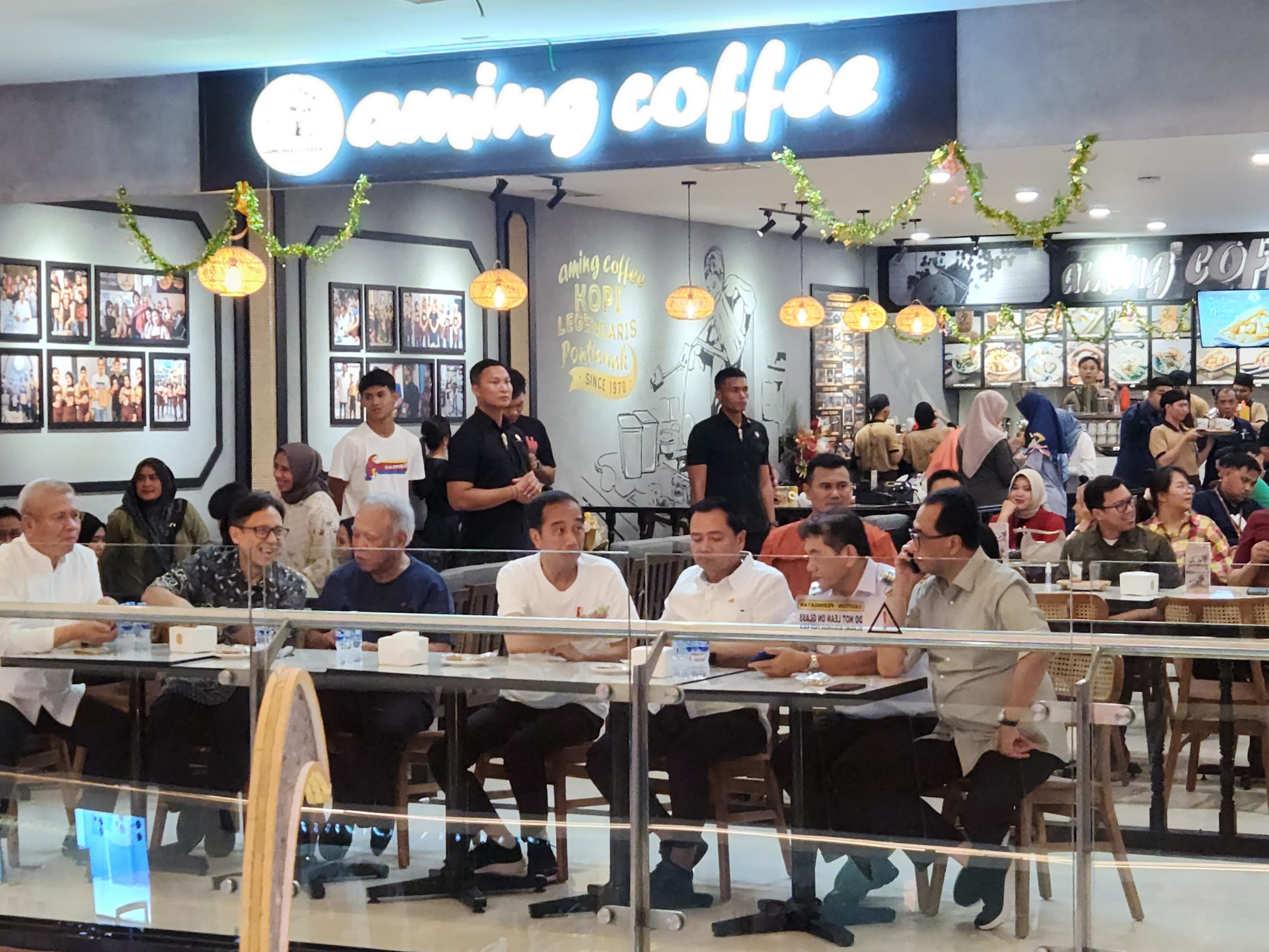 Pengunjung Heboh Jokowi Ngopi di Aming Coffee Megamal Pontianak