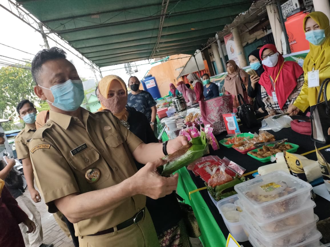 Bangkitkan Geliat UMKM di Masa Pandemi, Bang ERKA Motivasi Pedagang Takjil Pasar Dahlia