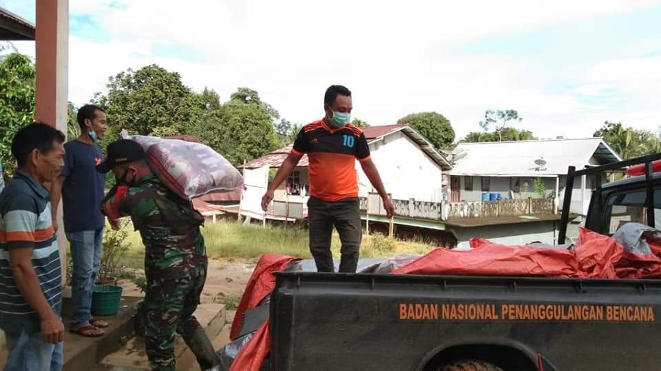 Banjir Kecamatan Meranti, Pemkab Landak Salurkan Bantuan 500 Kg Beras
