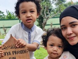 Fatimah Indraloka dan Anak-Anak Berziarah ke Makam Babe Cabita pada Hari Lebaran Pertama