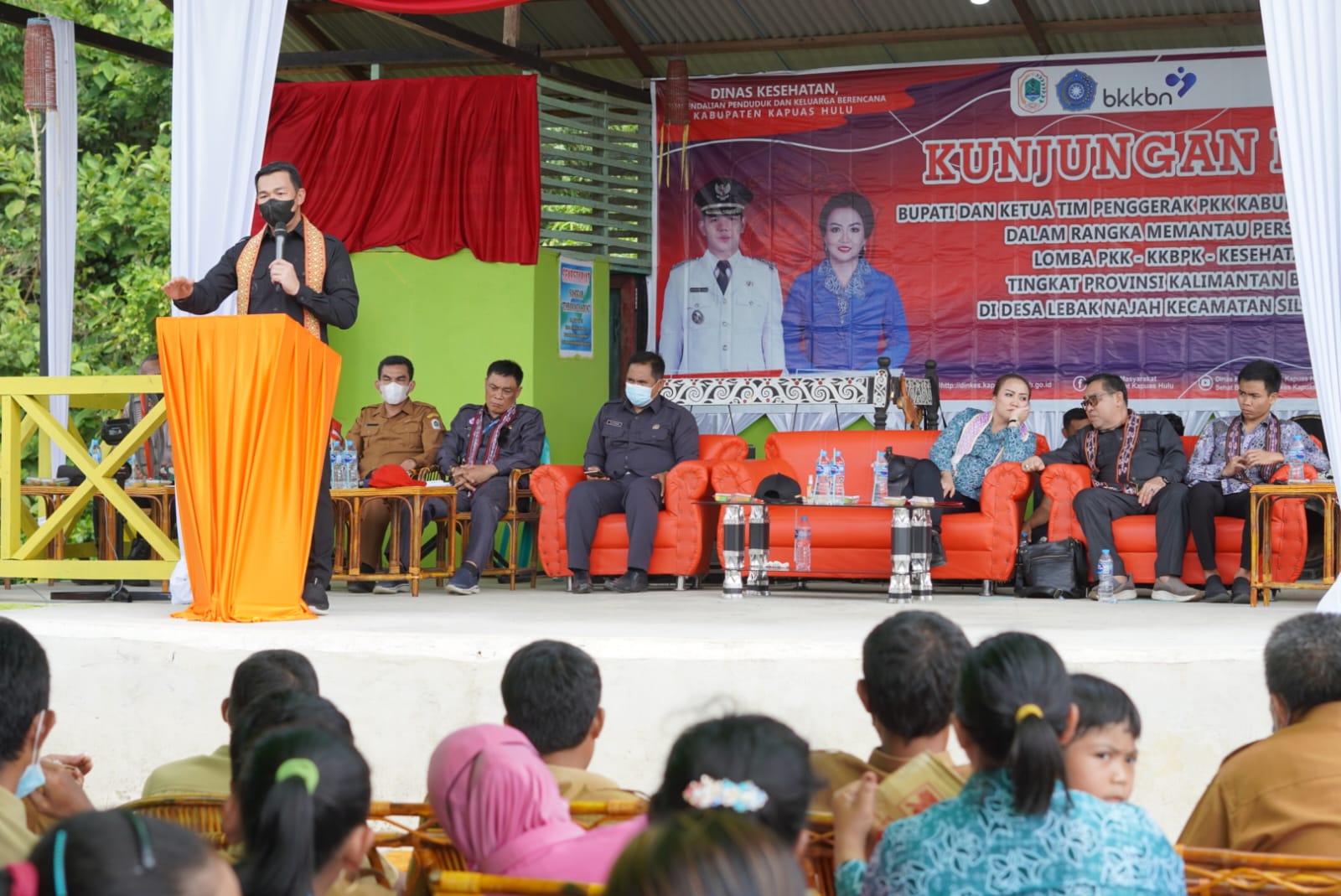 Menguntit Kunker Bupati Sis Bareng Ketua TP PKK Kapuas Hulu ke Desa Lebak Najah