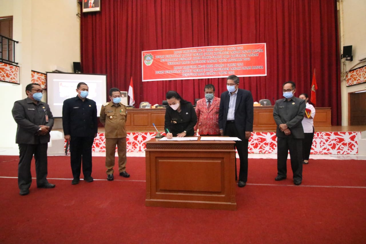 Eksekutif – Legislatif Sahkan APBD Kabupaten Landak TA 2022