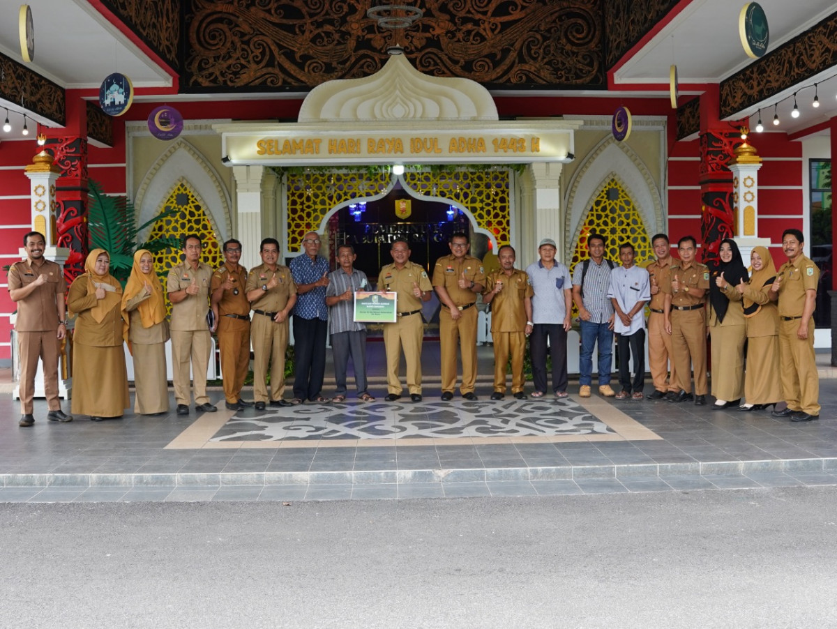 Bupati Paolus Hadi Serahkan Sapi Kurban